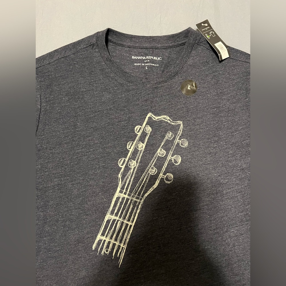 Never worn banana republic large guitar tshirt - super soft